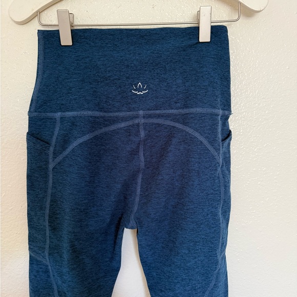 Beyond Yoga Spacedye Equipped Pocket Midi Legging Celestial Blue - Picture 6 of 7
